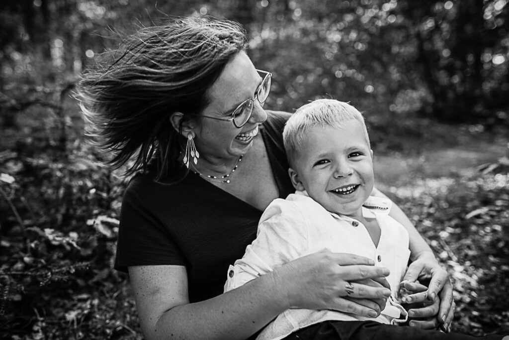 Séance photo intergénérationnelle - maman et son fils qui rient