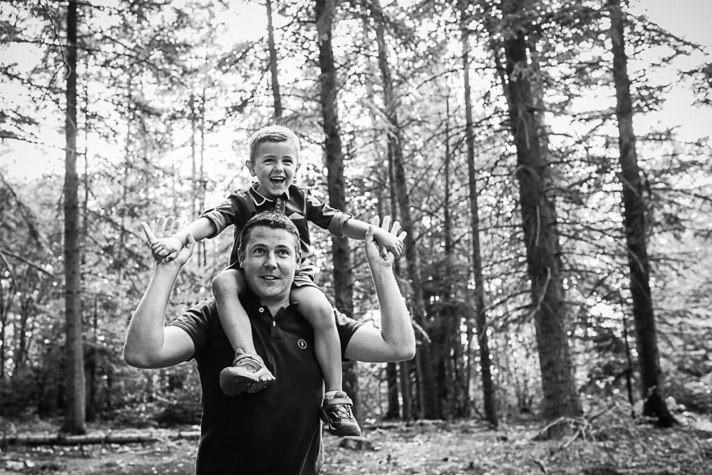 Séance photo intergénérationnelle - papa et son fils sur les épaule